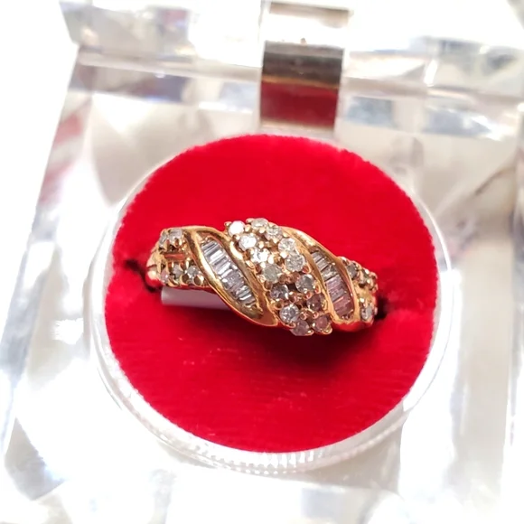 10kt yellow gold with diamonds ring. - Picture 1 of 3